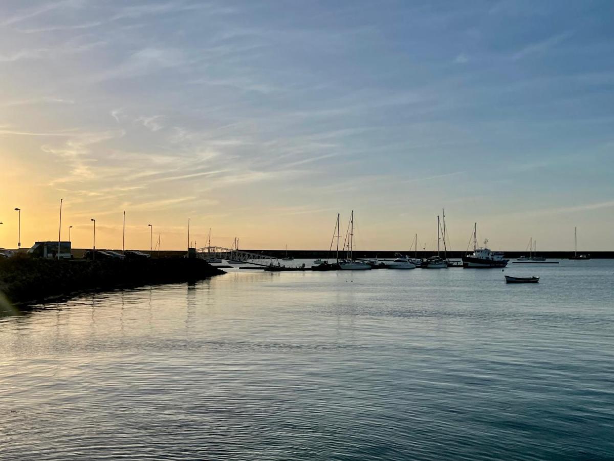 Villa Barcelona Holyhead Esterno foto