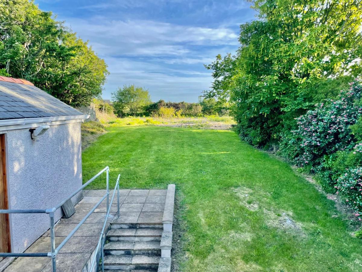 Villa Barcelona Holyhead Esterno foto
