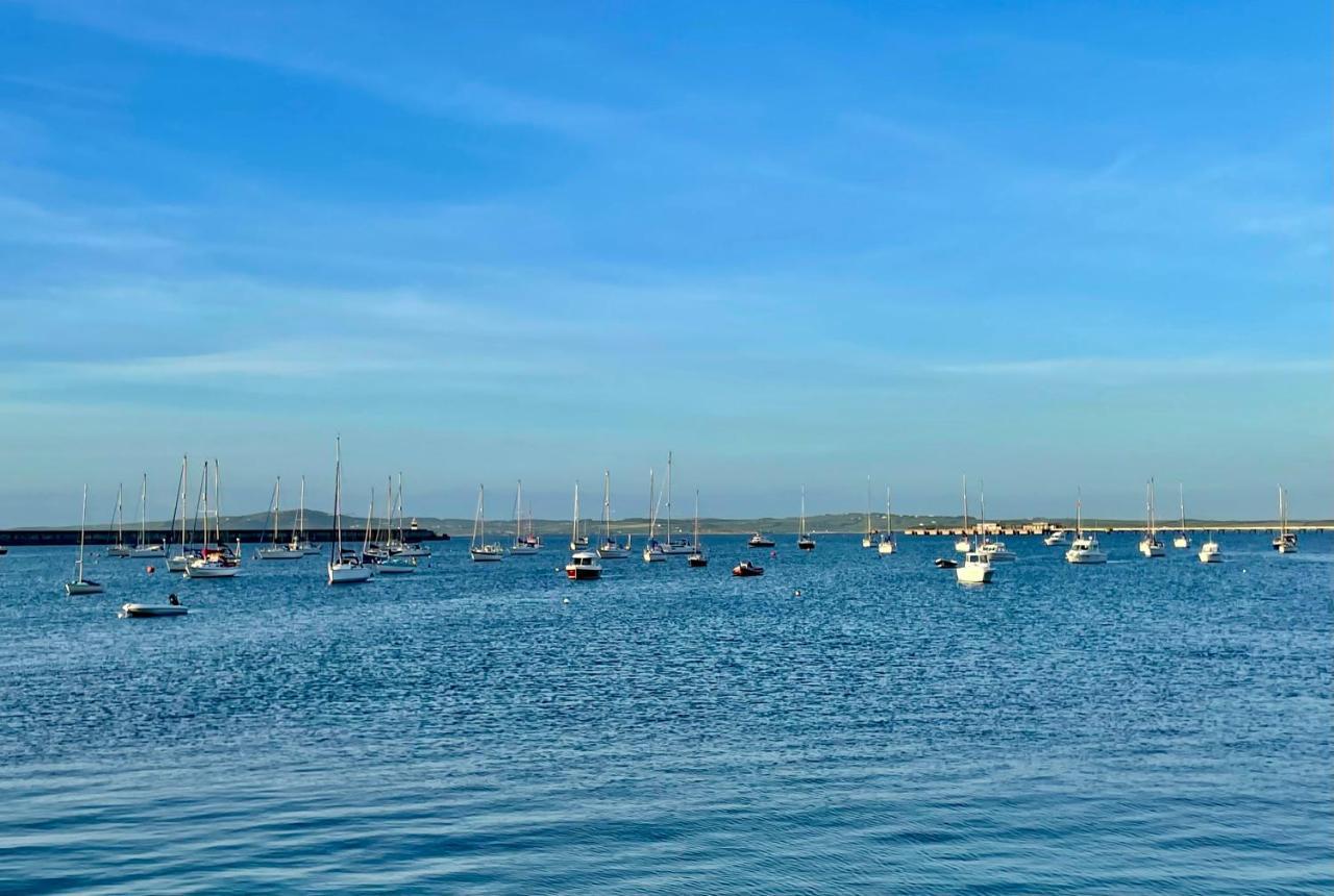 Villa Barcelona Holyhead Esterno foto