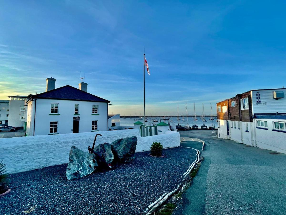 Villa Barcelona Holyhead Esterno foto