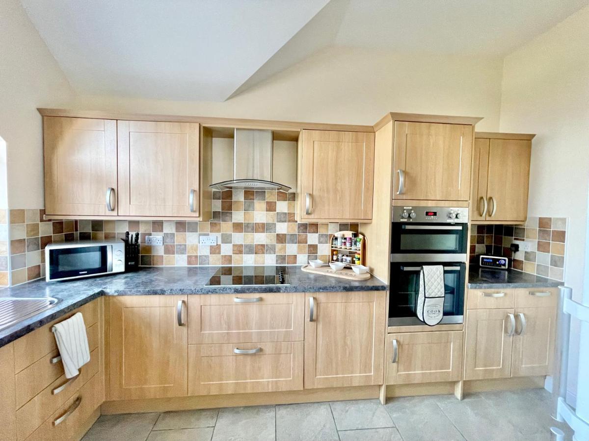 Villa Barcelona Holyhead Esterno foto